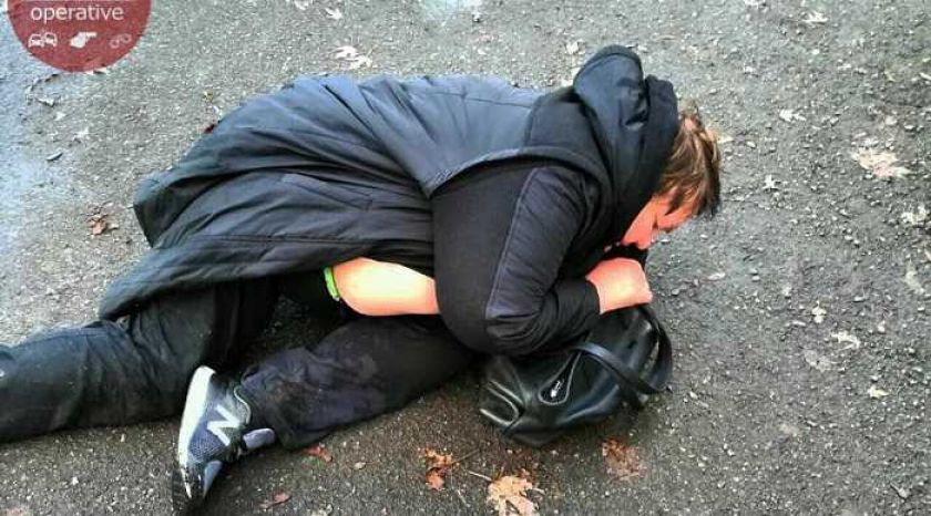 Beată criță, o șoferiță s-a culcat în mijlocul drumului
