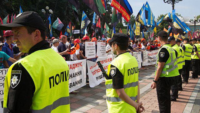 В Киеве митингующие покидают площадь у Рады после переговоров с властями.