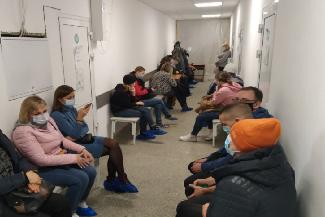 Пациенты неделями стоят в очереди в Онкологический Институт.