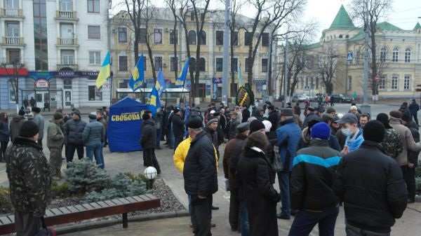 На митинге видны флаги ВО Свобода, появились первые палатки.