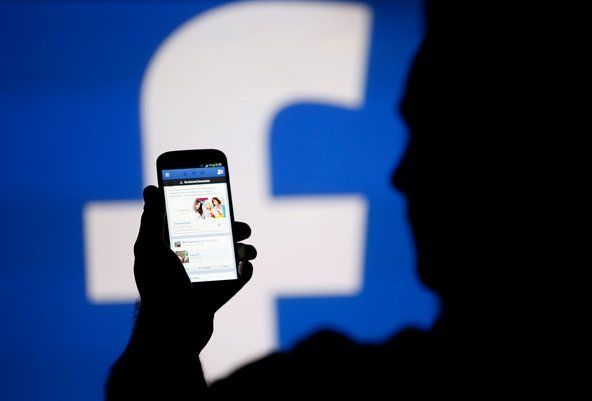 Sute de tineri, cercetaţi pentru difuzarea a unor filmulețe cu conţinut sexual
