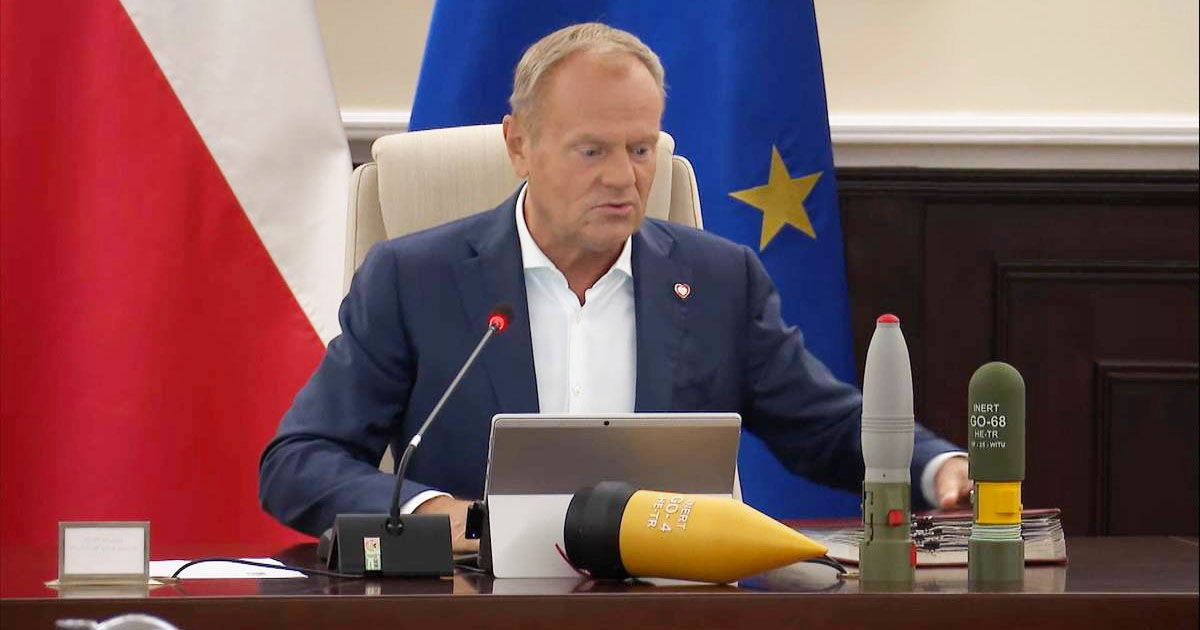 Tusk a arătat la ședința Guvernului ce tipuri de proiectile produce Polonia.