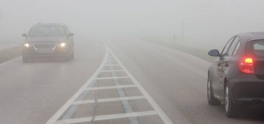 Până la amiază, din din cauza vizibilităţii reduse, circulația pe unele drumuri a fost îngreunată. Foto: autoblog.md
