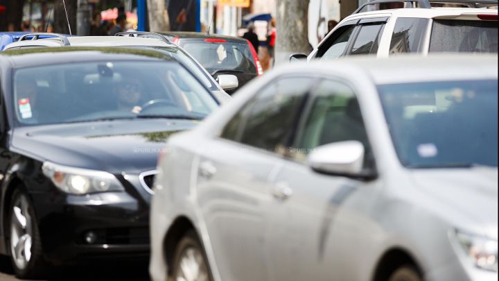 Un şofer care conducea un Lexus pe contrasens a fost pus la punct de un coleg din trafic. 