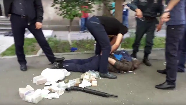 Напавшим на банк в Ереване оказался полковник полиции.