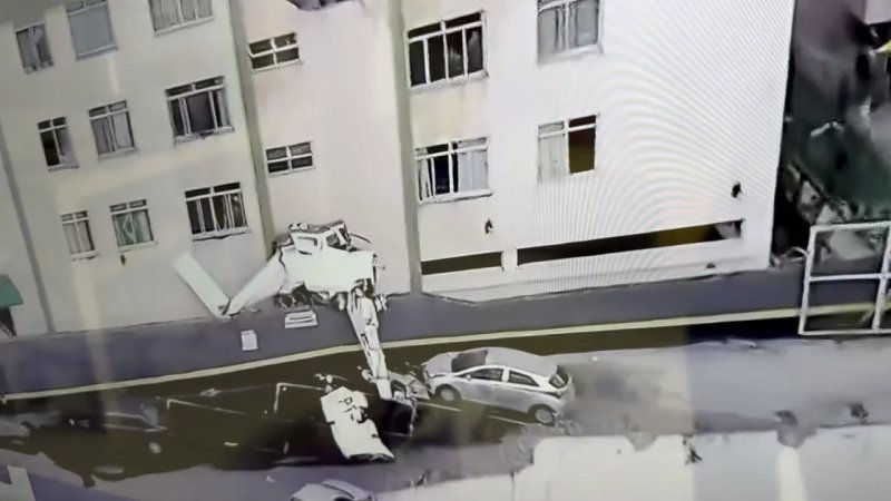 В Бразилии самолет врезался в здание.