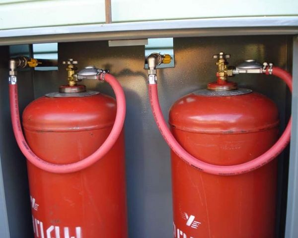 Мужчина пытался спровоцировать взрыв в многоэтажном жилом доме.