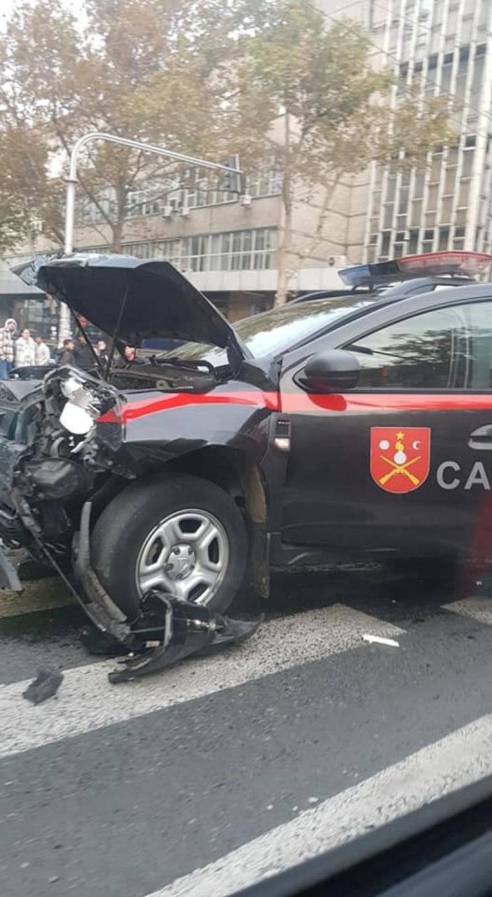 Автомобиль Генерального инспектората карабинеров попал в ДТП в столице.