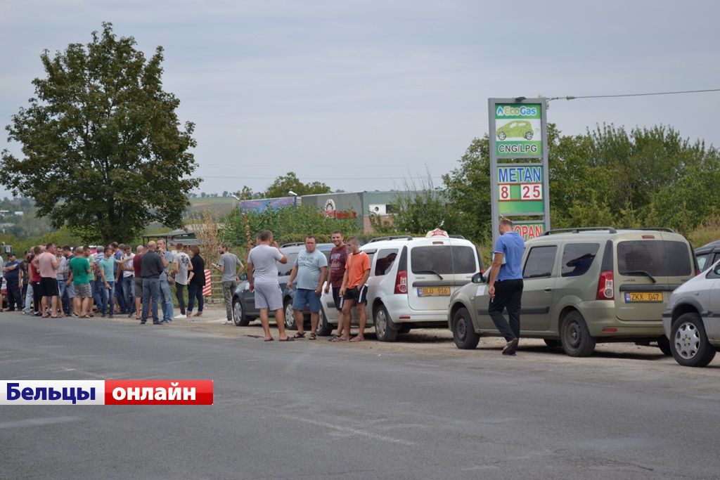 В Бельцах водители такси вышли на забастовку.