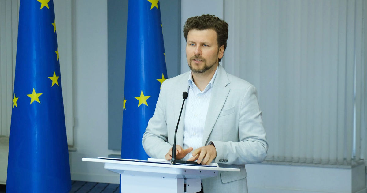 Власти обсуждают повышение зарплат учителям на 11-14%: педагоги требуют 20-30%.