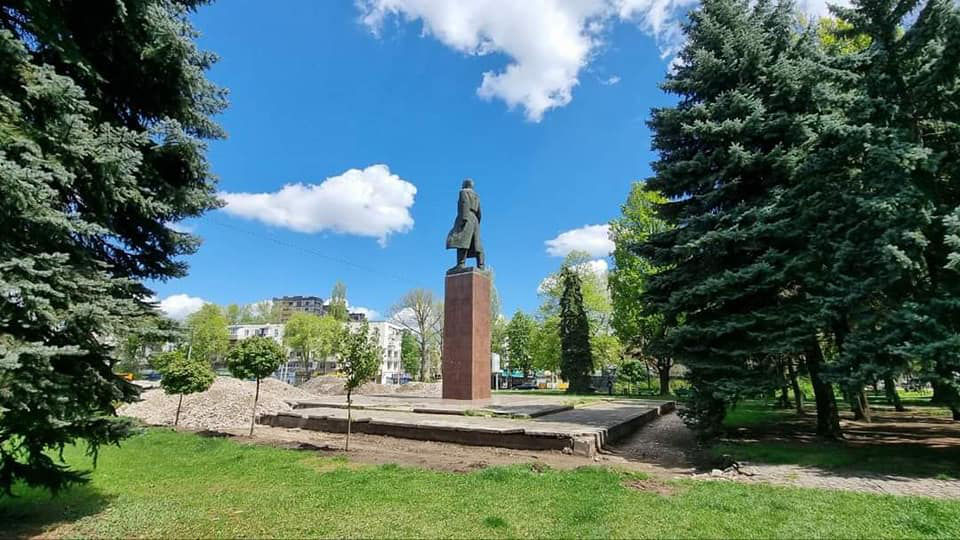 Продолжается восстановление парка на площади "Дечебал".