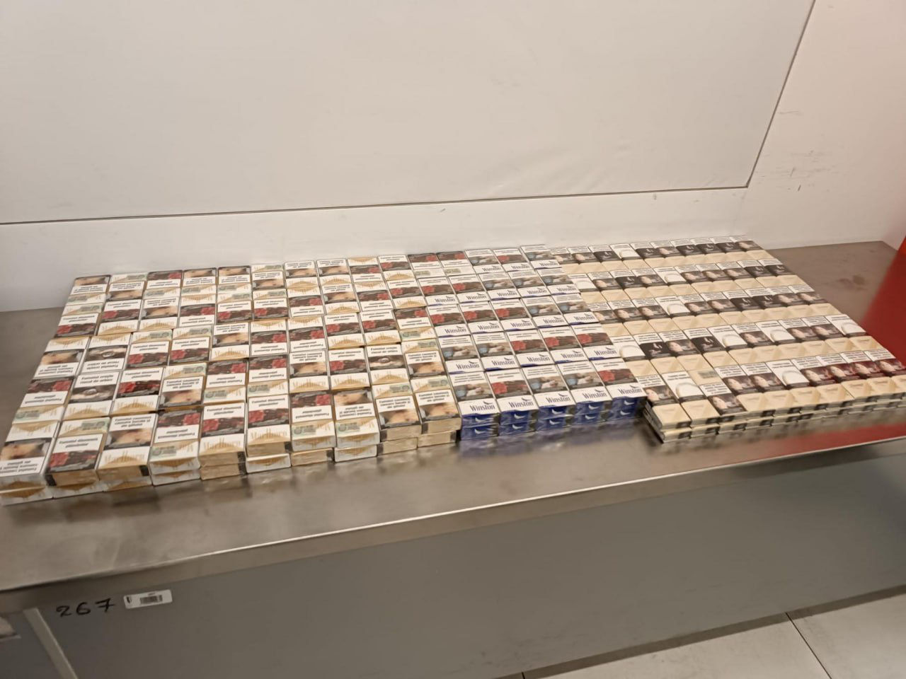 Гражданка Молдовы пыталась вывезти в Лондон 250 пачек сигарет.