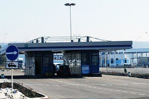 Taxă se aplică începând cu 1 noiembrie 2012. Achitarea vinietei în alte locuri decât birourile şi posturile vamale nu este legală.