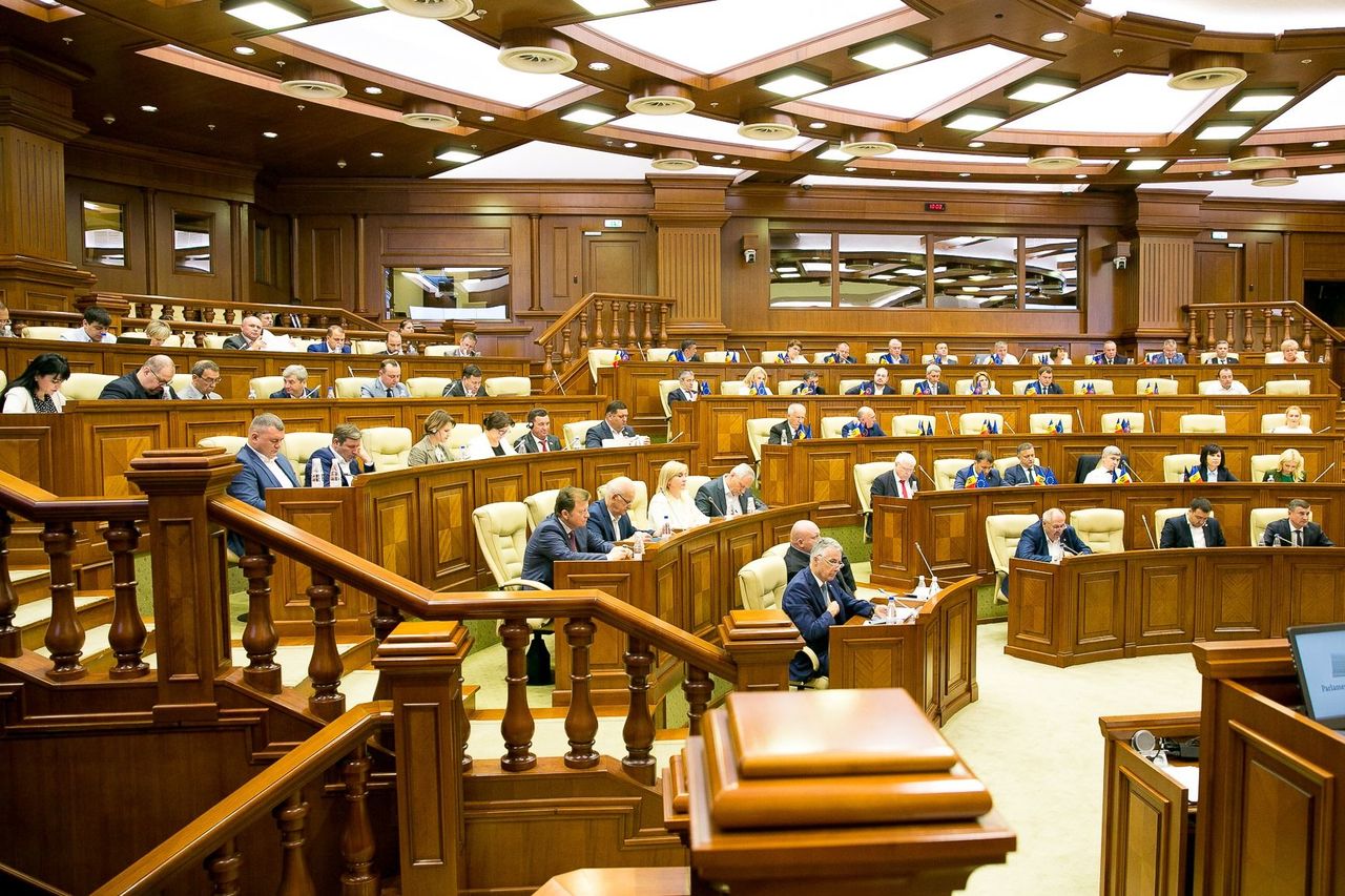 Пенсионный возраст будет снижен, проект одобрен парламентом.