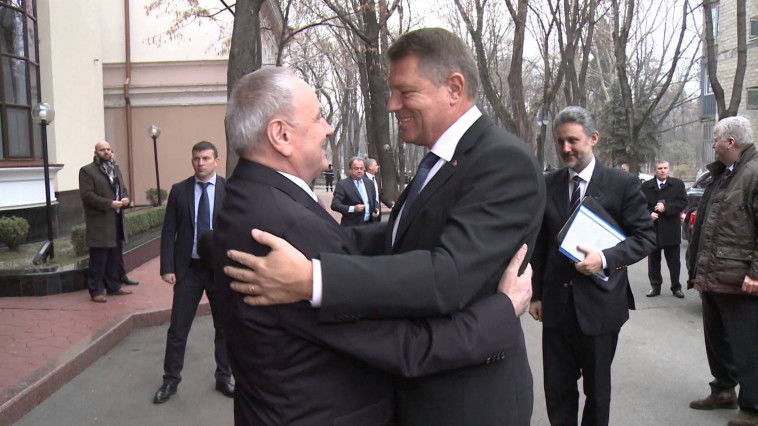 Preşedintele Nicolae Timofti l-a sunat astăzi pe omolgul său din România - Klaus Ioahnnis. Foto: ytimg.com