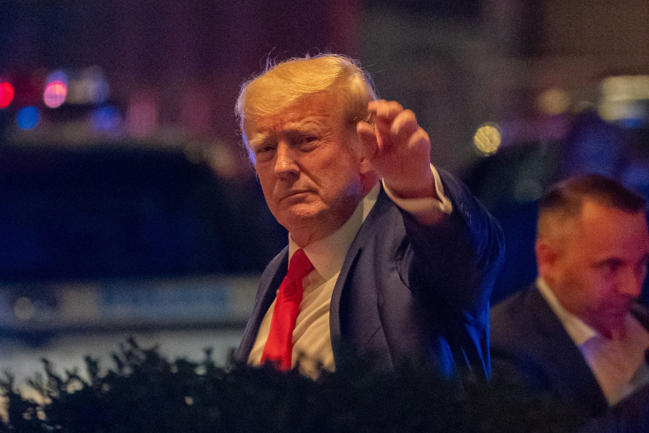 NBC: Обыск в поместье Трампа вызвал в Интернете волну призывов к насилию.