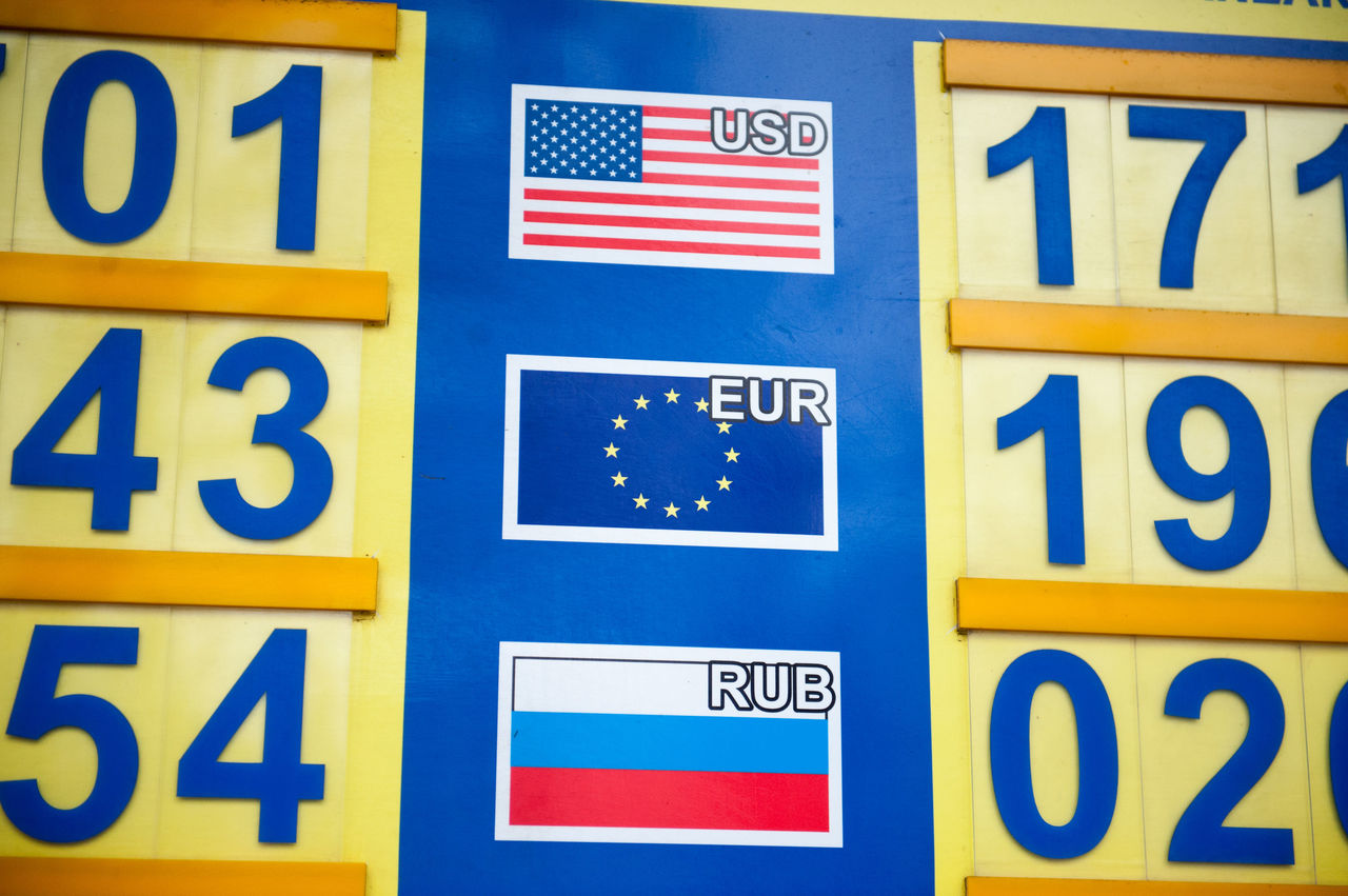 Евро и доллар подешевеют