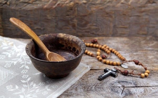 Жителей Молдовы призывают соблюдать пост, жертвуя стоимость сэкономленной еды на благородное дело.