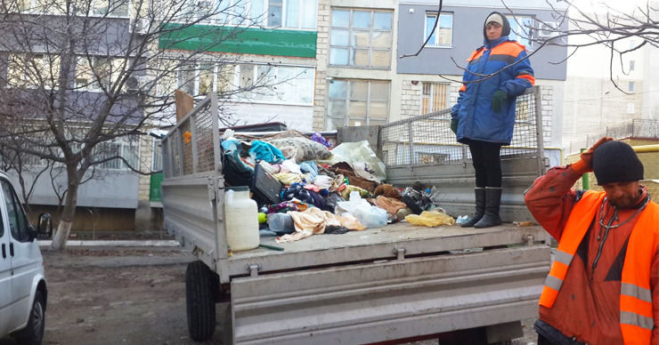Из квартиры в столице вывезли грузовик мусора: владелец госпитализирован.