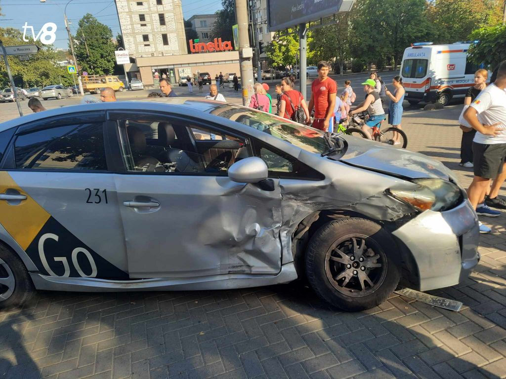 Участниками автоаварии стали два автомобиля Toyota Prius. 