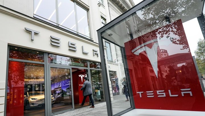Tesla отложила выход спорткара из-за коронавируса.