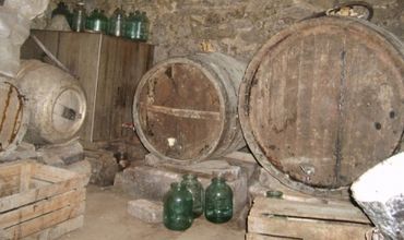 Un bărbat din Anenii-Noi a murit intoxicat cu vapori acumulaţi în urma fermentării vinului. Victima s-a dus în beci după vin, dar nu a mai putut ieşi.