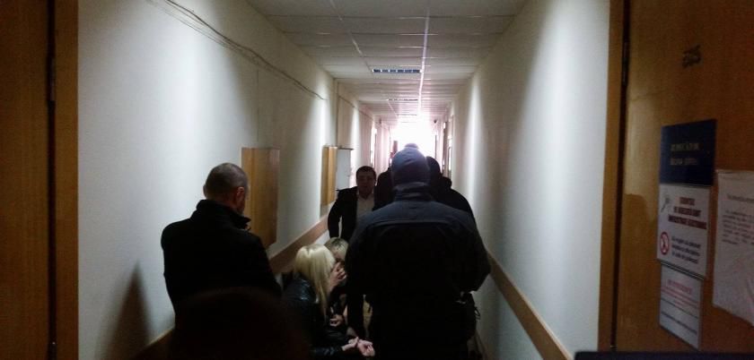 Ion Rusu a fost surprins pe coridorul Judecătoriei, acesta aștepta să intre în sala de judecată.