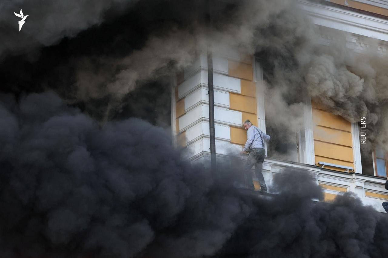 O dronă a lovit clădirea Academiei de Științe a Ucrainei la Kiev: Oamenii s-au salvat ieșind pe ferestre.