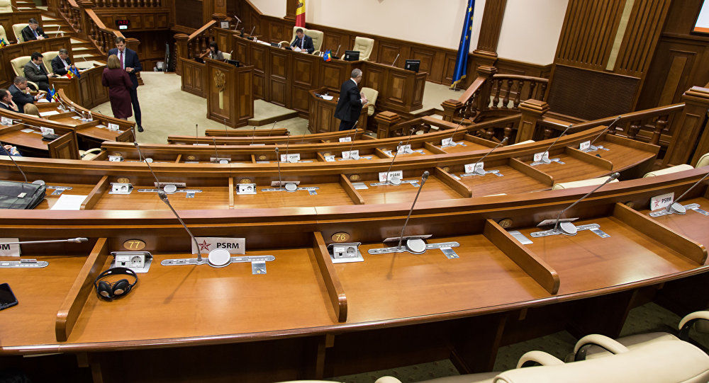Социалисты покинули заседание парламента в знак протеста.
