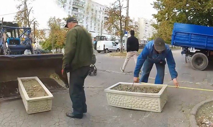 На Московском проспекте на тротуаре установили  вазоны для цветов, которые не дадут  заехать на тротуар автомобилям.