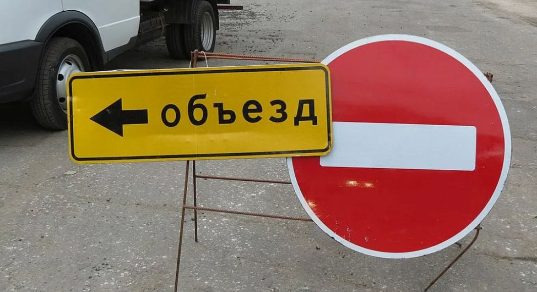 На некоторых улицах столицы временно приостановлено дорожное движение.