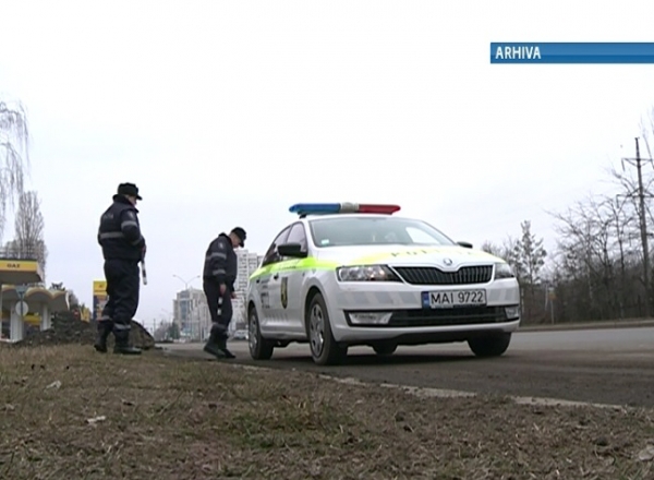 Centrul anticoruptie anunta ca el ar fi cerut de la un barbat 2700 de dolari pentru inregistrarea unui automobil si eliberarea placutelor de inmatriculare.