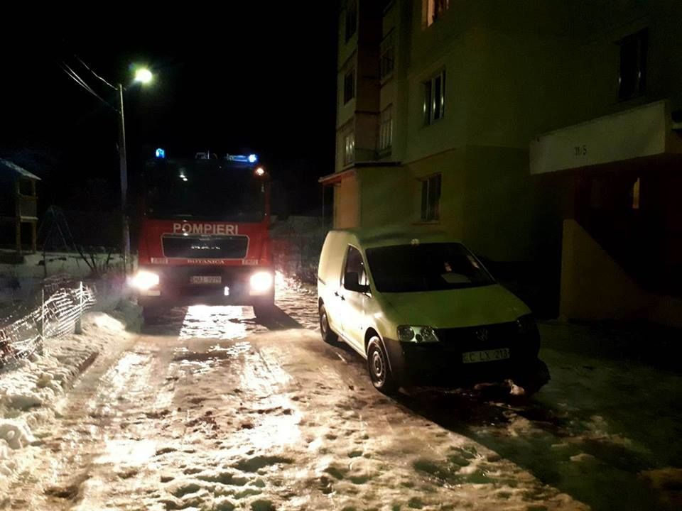 ГИЧС призывает водителей не парковать свои автомобили в непосредственной близости от жилых домов. Фото: facebook.com / Inspectoratul General pentru Situații de Urgență al MAI.