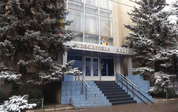 Обвиняемого после оглашения приговора освободили из-под ареста в зале суда.