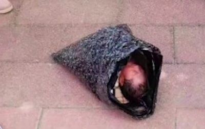Китаянка отправила новорожденную дочь курьерской почтой.