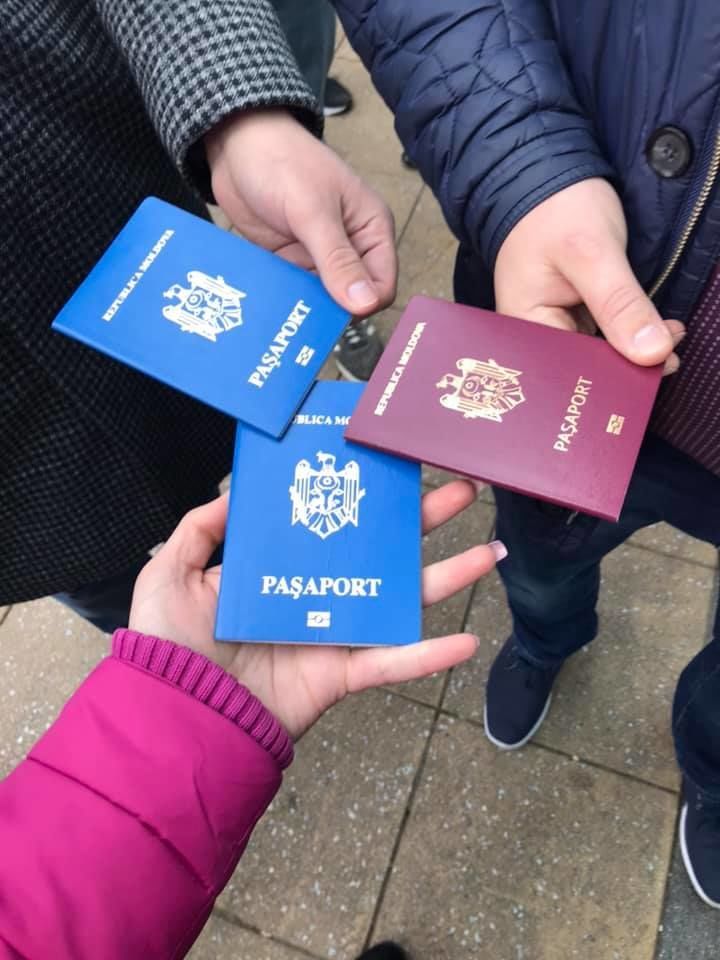 У избирательных участков в ЕС собрались толпы молдаван.