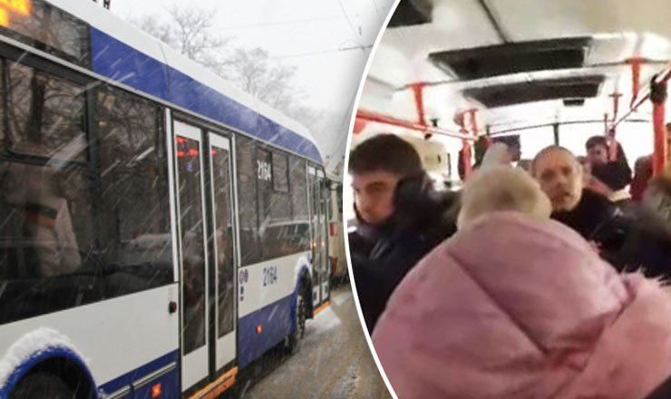 В столичном троллейбусе поскандалили пассажиры и контролер.