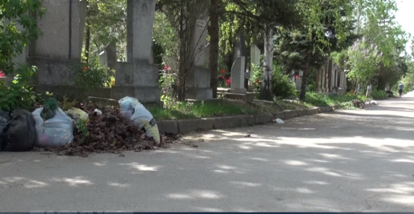 Местные власти распорядились о проведении уборки на кладбищах, проверке дорожной инфраструктуры у церквей.