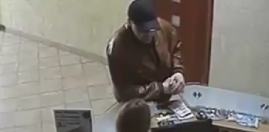 Sună la poliţie dacă l-ai recunoscut. A furat bani dintr-o sală de fitness.