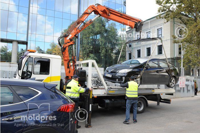 Несколько машин эвакуировали из центра столицы за незаконную парковку.