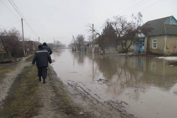 Десятки домашних хозяйств были затоплены в результате проливных дождей.