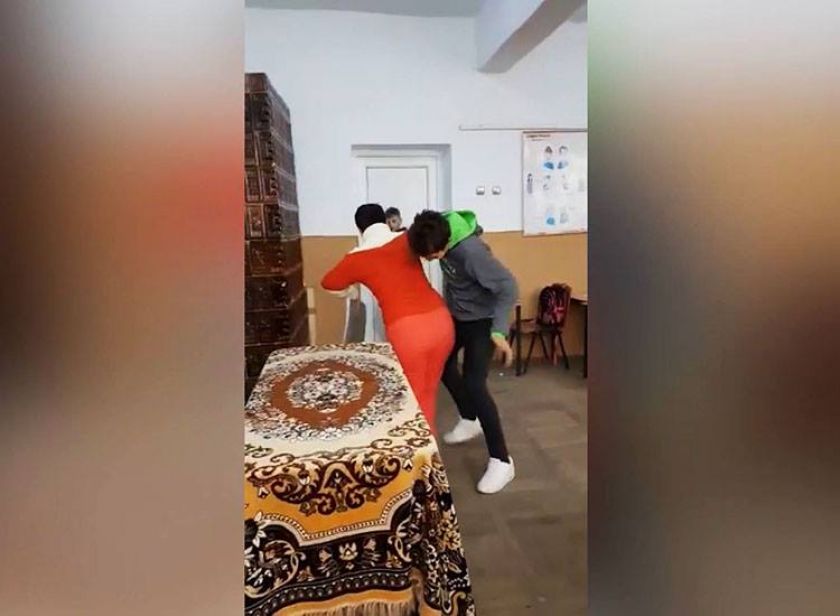 Un elev, arestat după ce a bătut și umilit o profesoară în fața clasei