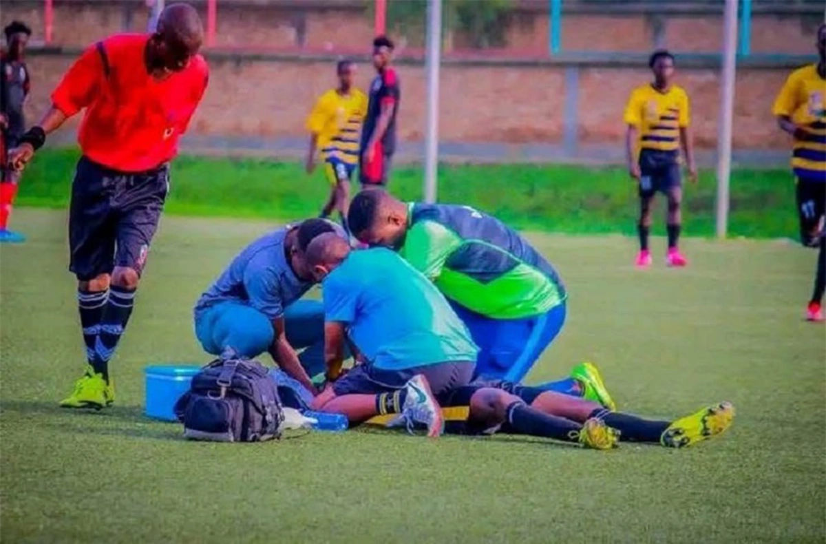 Un fotbalist din Burundi a murit în timpul unui meci după ce a înghițit o monedă norocoasă.