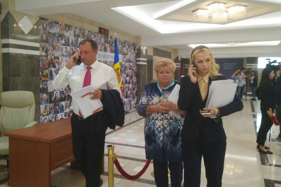 Депутаты „Шор” требуют заслушать в парламенте министров образования и финансов.