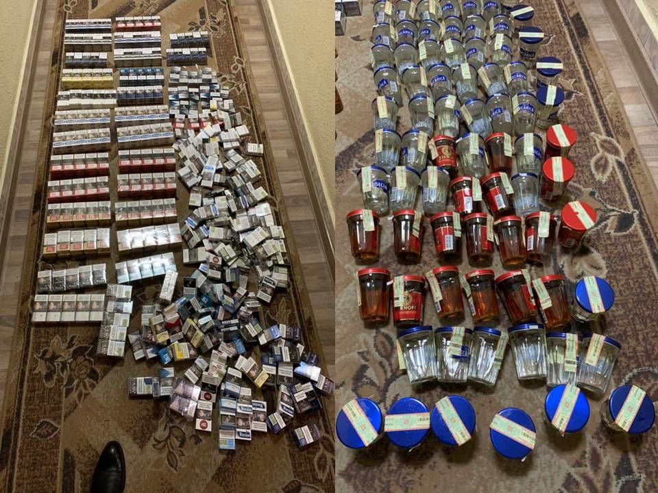 В ходе проверки сотрудники полиции изъяли 9 000 сигарет разных марок, 30 бутылок водки и 75 стаканов с водкой. 