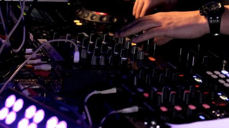 Un DJ britanic a pus îndemnul la rugăciune pe ritmuri de muzică electronică. 