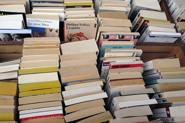Определенное количество людей хотят передать детсаду игрушки и книги.