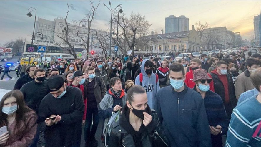 В России на акциях в поддержку Навального задержали более 100 человек.