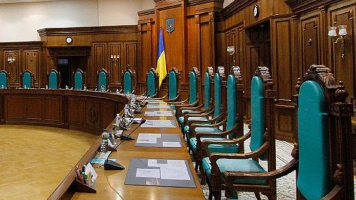 Работа КС Украины заблокирована из-за отказа четырех судей участвовать в заседаниях.