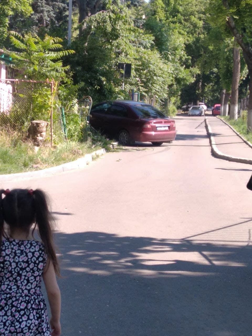 ДТП в столице: водитель без прав снес забор детского сада.